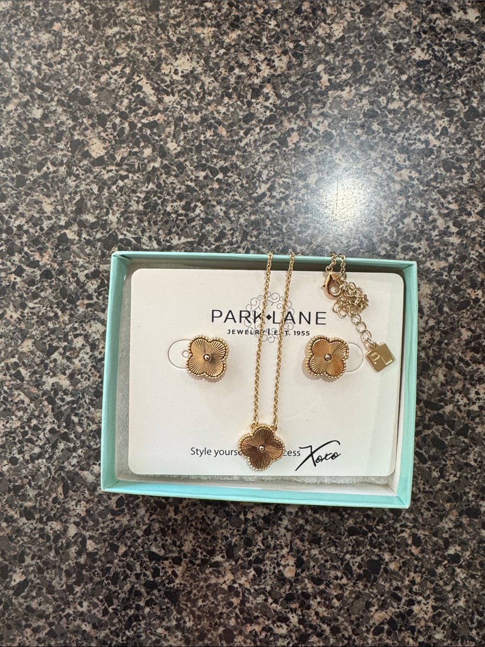 Park Lane “Foxy” Gold Floral Pendant Necklace and Stud Earrings Set